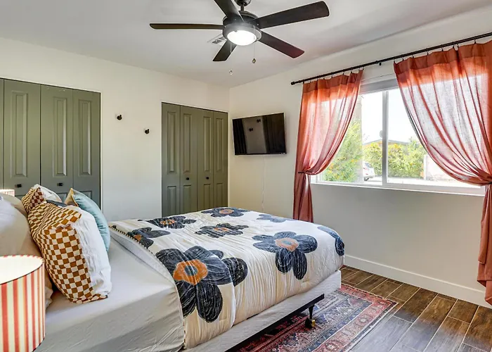 Backyard Oasis! Group Retreat Near Town Holiday home *