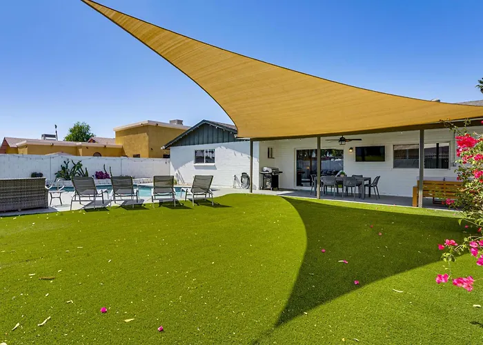 Backyard Oasis! Group Retreat Near Town Holiday home